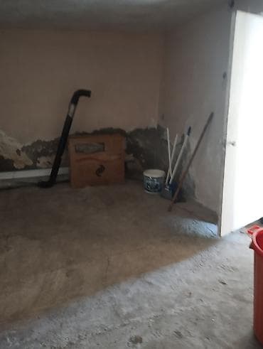 babek prospektinde heyet evleri: Satılır: 2 mərtəbəli həyət evi (yarımçıq tikili),qaz, su — 10