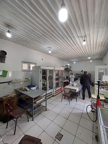 4 sot: 14 sot həyatyanı sahəsi var 10 kabinet 1 ədəd 20 nəfərlik taxtadan zal — 8