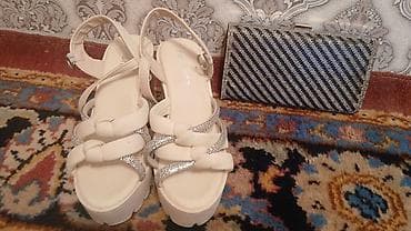 toy ayaqqabıları: Qadın geyim dəsti – ağ platformalı sandal və gümüşü gecə klatçı - — 2