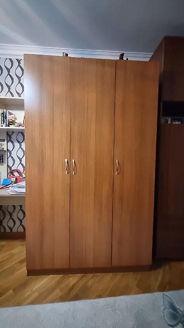 Ağ rəngdə sürgülü qapılı qarderob şkafı. - Ön hissədə iri güzgülü