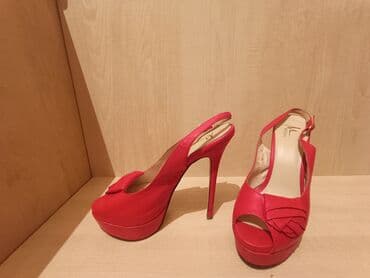 женские босоножки на шпильке: Ayaq biləyi qayışlı və açıq barmaq hissəli qırmızı rəngdə qadın — 1