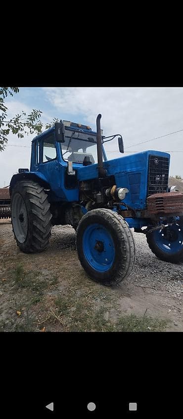 lada teker: Mavi rəngli universal təkərli traktor - Güclü dizel mühərriki, ön — 1