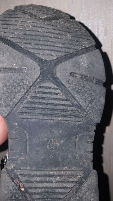 ayaggabı: Ağ və qaradı .qız uşaqlarının ayaqqabısıdı arxasında yazılan razmer — 5