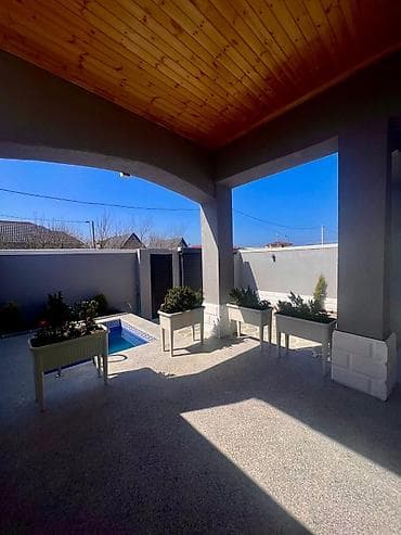 ev və bağ: Satılır: həyətli fərdi ev Xüsusiyyətlər: - Geniş həyət və örtülü — 1