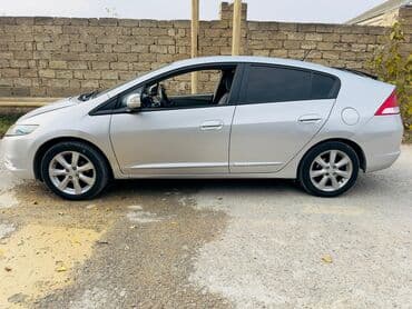 Motonəqliyyat: Honda Insight Hybrid – gümüşü rəng, 5 qapılı hetçbek. Xüsusiyyətlər — 5