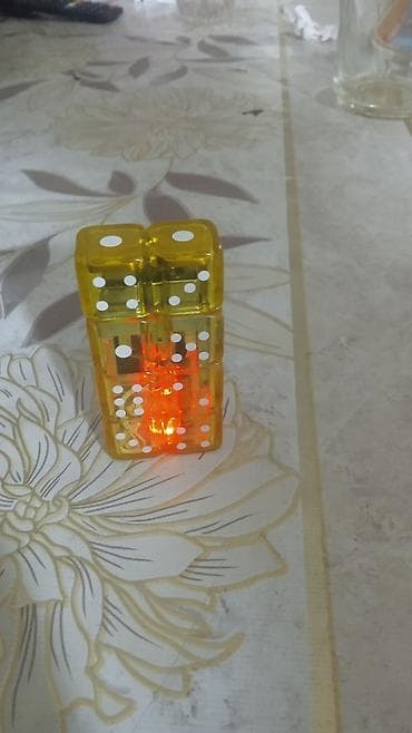 yara parfum: LED işıqlı zərlərə bənzər alışqan - Dizayn: Şəffaf sarı korpus — 1