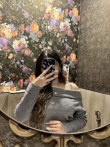 Boğazı açıq, çiyinləri açıq dizayna malik qadın sviteri - Rəng: Boz