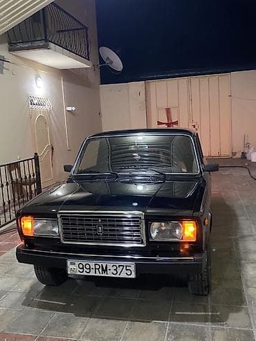 astara vaz: VAZ 2107, qara rəng, sedan kuzov. Texniki xüsusiyyətlər: - Arxa — 3