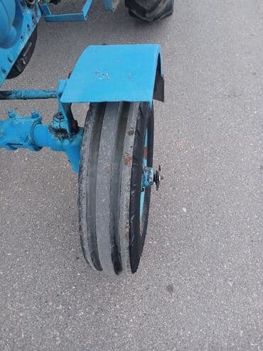 kon traktor: Mavi rəngli təkərli traktor Texniki xüsusiyyətlər: - Ön təkərli (2WD) — 5
