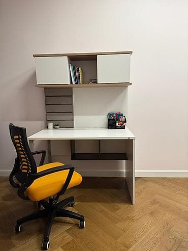 Masa və rəfli işçi/stolüstü dəst - Funksional iş masası: geniş ağ iş