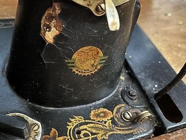 antik divan: Sovet istehsalı “Kalinina adına” tikiş maşını - Mexaniki stend tipli — 2