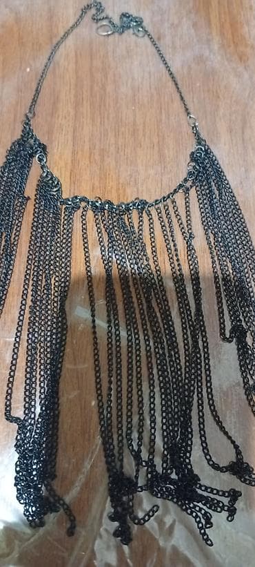 Qara zəncir-saçaqlı boyunbağı - Rəng: mat qara - Dizayn: mərkəzdən