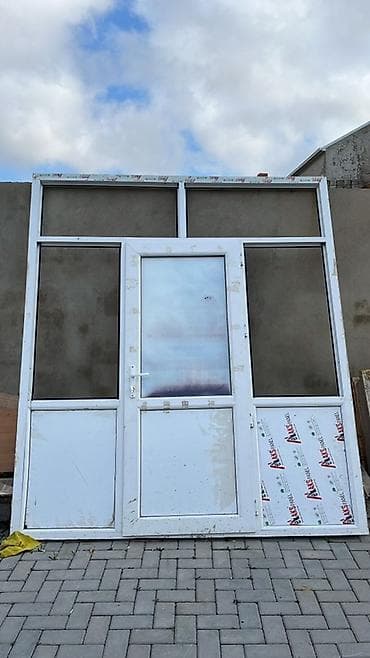 PVC giriş bloku – ağ rəngdə, vitrajlı - Material: plastik (PVC)