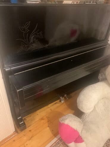 Upright pianino – klassik qara rəngdə, parlaq korpuslu. Ön paneldə lalafo.az -da Upright pianino – klassik qara rəngdə, parlaq korpuslu. Ön paneldə