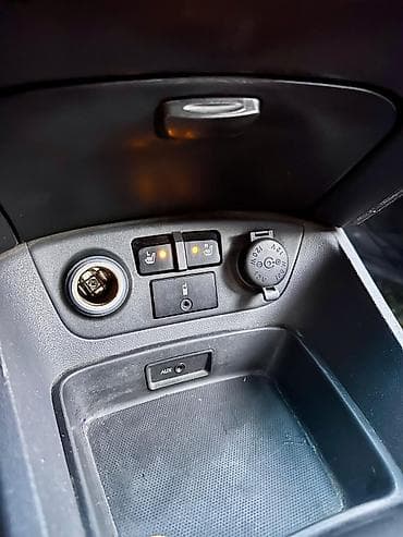 sam diskiler: Kia Rio sedan – ağ rəng, şəhər üçün qənaətcil və rahat kompakt — 8