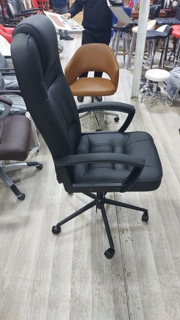 офисные кресла: Новый, С колесиками, Рукояти не регулируются, Кожа — 4