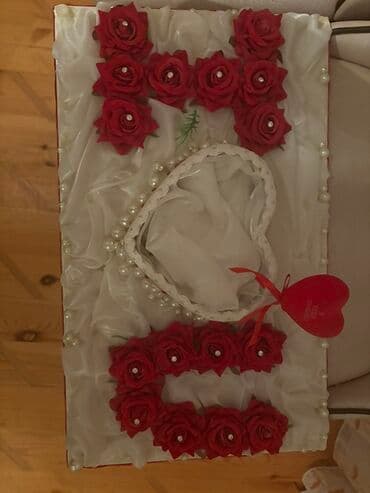 xonça şəkli çəkmək: I love you. Üzərində "I U" hərfləri düzəldilmiş, qırmızı güllərlə — 3