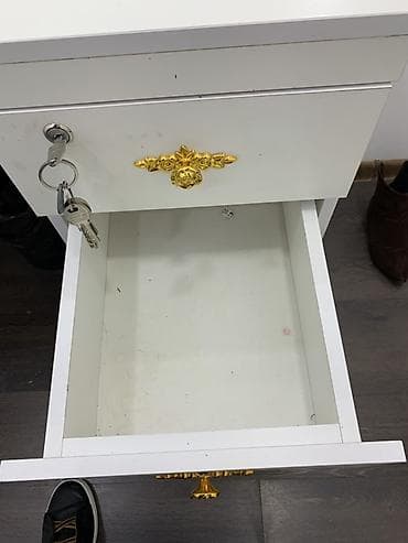 magaza vitrin: Vizaj masası və vitrin dəsti - Geniş iş səthi olan ağ vizaj masası - — 6