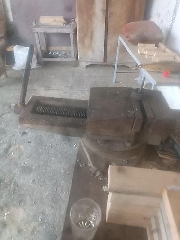 Паяльники: Ağır tip metal iş bençində quraşdırılmış iri dəzgah qısqacı və vintli — 3