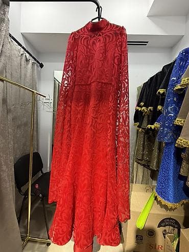 Qırmızı rəngli uzun ziyafət paltarı - Model: uzun ətəkli, axıcı — 2