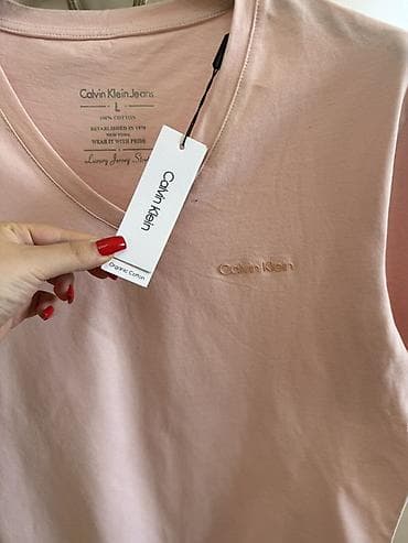 herbi geyim: Calvin Klein Jeans kişi köynəyi - Model: V-yaxa t‑shirt - Rəng: Açıq — 2