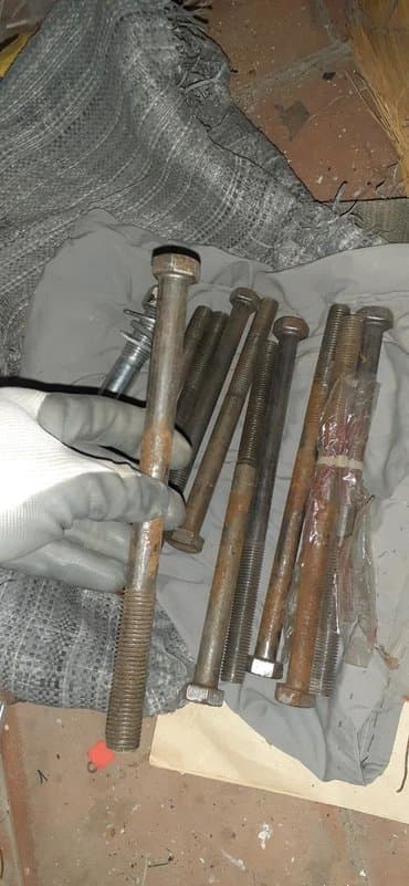 Uzun bolt kone boltlardandi 1 ri 4 manat