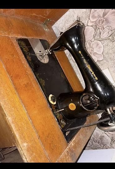 gedimi: Klassik pedal ilə işləyən tikiş maşını – taxta stol-korpusla birlikdə — 1