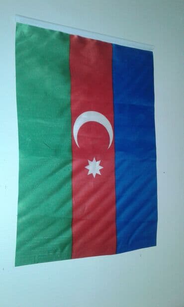 azərbaycanın xəritəsi: Azərbaycan bayraqlar satılır. Uzunluğu 100 sm, eni 70 sm. Qiyməti 40 — 1