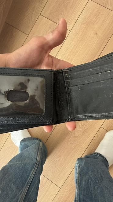 portmane: Calvin Klein kişi pulqabısı – qara rəng. Xüsusiyyətlər: - Kompakt — 2