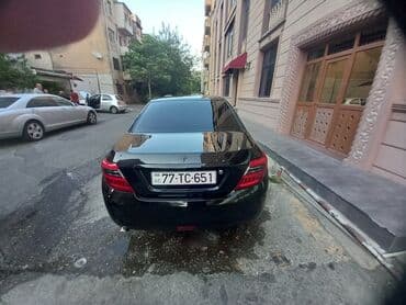 авто азербайджан: Qara rəngli sedan avtomobil, geniş baqaj hissəsi və dörd qapısı ilə — 7