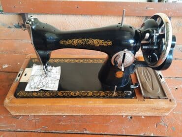 Mexaniki tikiş maşını – əl fırladıcı qolu ilə - Korpus: qara lak