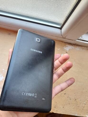 planşetlər samsung: Bu, arxa tərəfində "SAMSUNG" loqosu və "CE 0168" nişanı olan qara — 1