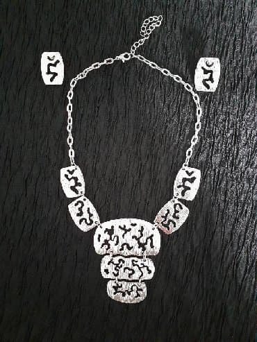 yuxuda qizil sirqa gormek: Bijuteriya dest ( boyunbagı, sirga). Qaralmır. 2-3 defe taxilib. Hec — 1