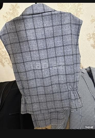 döş nişanları: Boz rəngdə, kvadratlı naxışlı kişilər üçün klassik jilet. - Model — 2