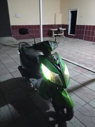 mercedes yan guzguler: Yaşıl-qara rəngli “efir” markalı skuter. Xüsusiyyətlər: - Şəhər içi — 5