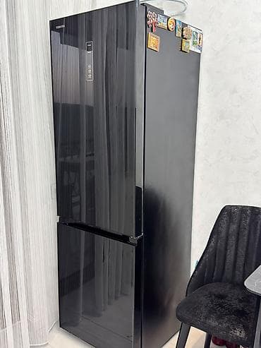Toshiba iki qapılı soyuducu, qara şüşə ön panel ilə. - Yuxarıda — 1