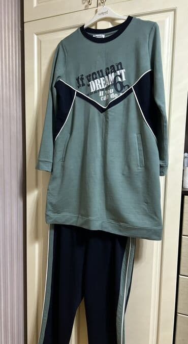 qadın kostyumu: Ev üçün ikili dəst.Ölçüsü:42-46 aralıqda bədənə
1 dəfə geyinilib — 1