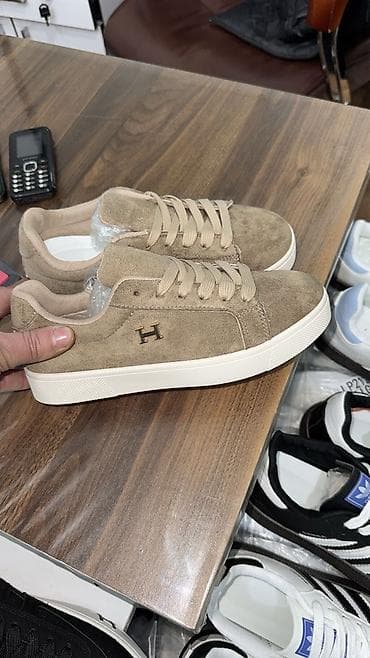 Bej süet kişi krossovkası - Material: yumşaq süet üstlük, nəfəsalan