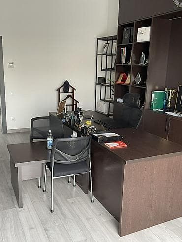 Ofis oturacaqları: Ofis mebel dəsti – tünd qəhvəyi (Venge) rəngdə Tərkib: - Geniş iş — 3