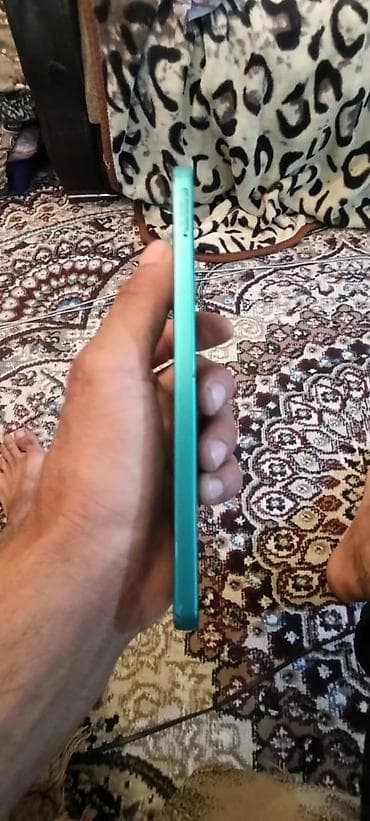 Satılır: yaşıl rəngli smartfon Xüsusiyyətlər: - Korpus: düz kənarlı — 1
