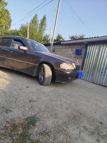Mercedes-Benz sedan (C‑sinfi, W202 kuzov) Xüsusiyyətlər: - Kuzov: 4