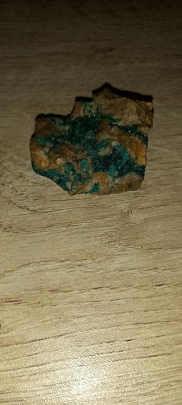 Mineral nümunəsi – təbii yaşıl-mavi kristalli damarları olan qəhvəyi