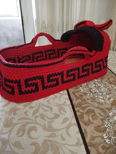 спальни для кукол: Əl işi olan, toxunma, qırmızı və qara rəngli uşaq beşiyi. Beşikdə — 3