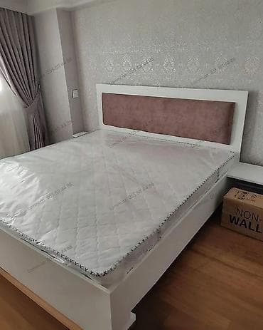 islenmis matras: Çarpayı Müasir dizayna sahib, başlığı yumşaq parça ilə işlənmiş iki — 1
