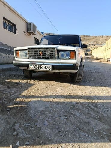 xirdalan heyet evi type 1: VAZ 2107, ağ rəng, sedan kuzov. - Xarici görünüş: ağ boya, xromlu ön — 1