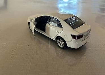 alcatel pop c7 7040a: Ağ rəngli sedan tipli metal oyuncaq avtomobil maketi - Korpus — 6