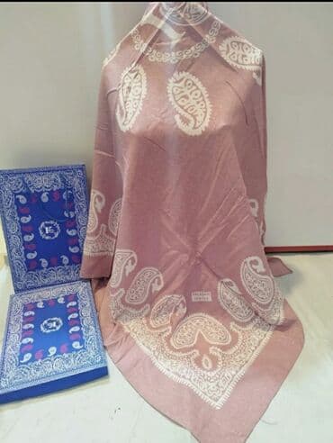 женские красные шарфы: Kəlağayılar. Bu kəlağayıların içi boş K hərfi ilə yazılıdı. Materialı — 5