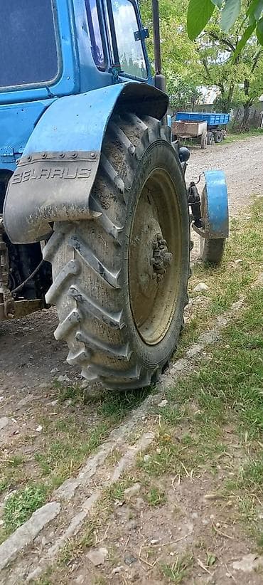 Mavi rəngli MTZ tipli təkərli traktor - Tam kabinalı quruluş, geniş — 9