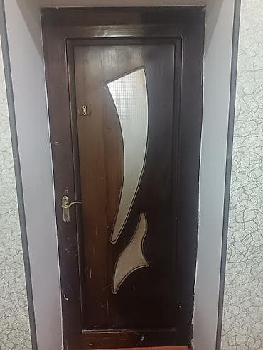 Otaq qapısı 2 dənədi. Bir qapısında şüşüsəi yoxdur. Ev təmir olunur