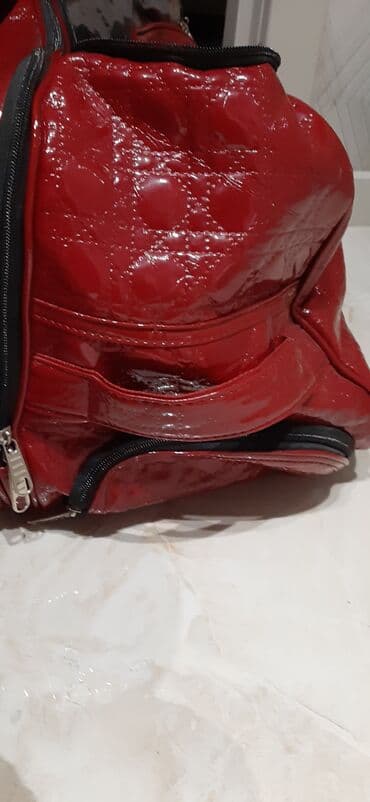 Dəbilqələr: Parlaq qırmızı rəngdə, dəbli görünüşlü çantası. Qısa tutacaqları var — 4